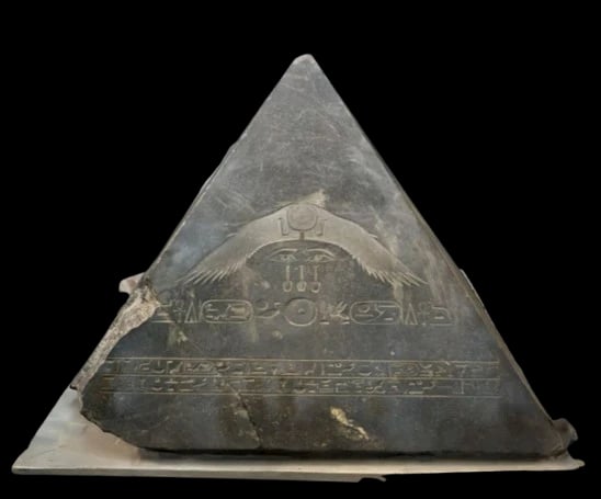 Pyramidion d'Amenemhat III